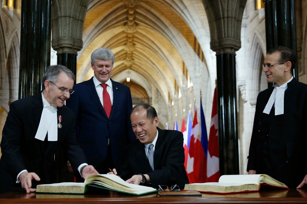 (OTTAWA, Canada) President Benigno S. Aquino III signs the Distinguished Visitors Book of the Senate and the Distinguished Visitors Book of the House of Commons at the Confederation Hall (Rotunda) of the Parliament Hill during the Welcoming Ceremony for his State Visit to Canada. (Photo by Gil Nartea/ Malacañang Photo Bureau)