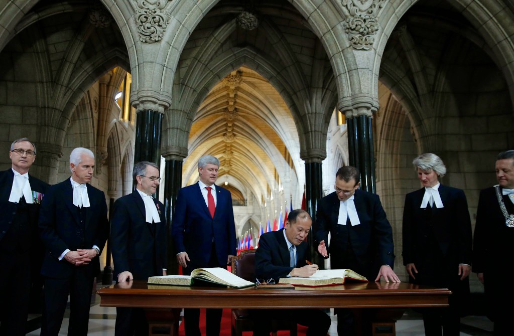 (OTTAWA, Canada) President Benigno S. Aquino III signs the Distinguished Visitors Book of the Senate and the Distinguished Visitors Book of the House of Commons at the Confederation Hall (Rotunda) of the Parliament Hill during the Welcoming Ceremony for his State Visit to Canada. (Photo by Gil Nartea/ Malacañang Photo Bureau)