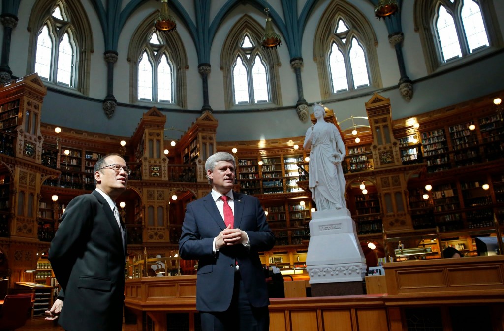 (OTTAWA, Canada) President Benigno S. Aquino III, accompanied by The Right Honourable Stephen Harper, Prime Minister of Canada tours the Library of Parliament at the Centre Block of the Parliament Hill during his State Visit to Canada. (Photo by Gil Nartea / Malacañang Photo Bureau)