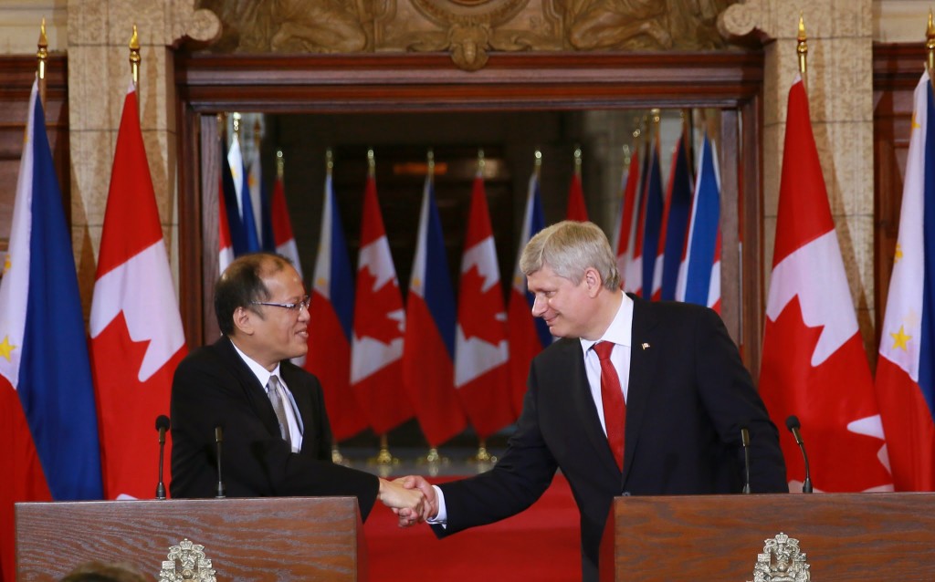 (OTTAWA, Canada) President Benigno S. Aquino III shakes hand with The Right Honourable Stephen Harper, Prime Minister of Canadaafter their speech at the Joint Press Conference at the Reading Room, Room 237-C, Centre Block of the Parliament Hill for the Signing Ceremony and Joint Press Conference for his State Visit to Canada. (Photo by Benhur ARcayan / Malacañang Photo Bureau)
