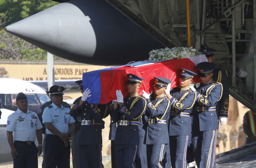 Philippine Air Force (PAF) honor guards carry the remains of Philippine Ambassador to Pakistan Domingo Lucenario that arrived at Villamor Air Base in Pasay City on board a Pakistan Air Force aircraft Wednesday morning (May 13, 2015). Lucenario died in a chopper crash in northern Pakistan on May 8. (PNA photo by Avito C. Dalan)