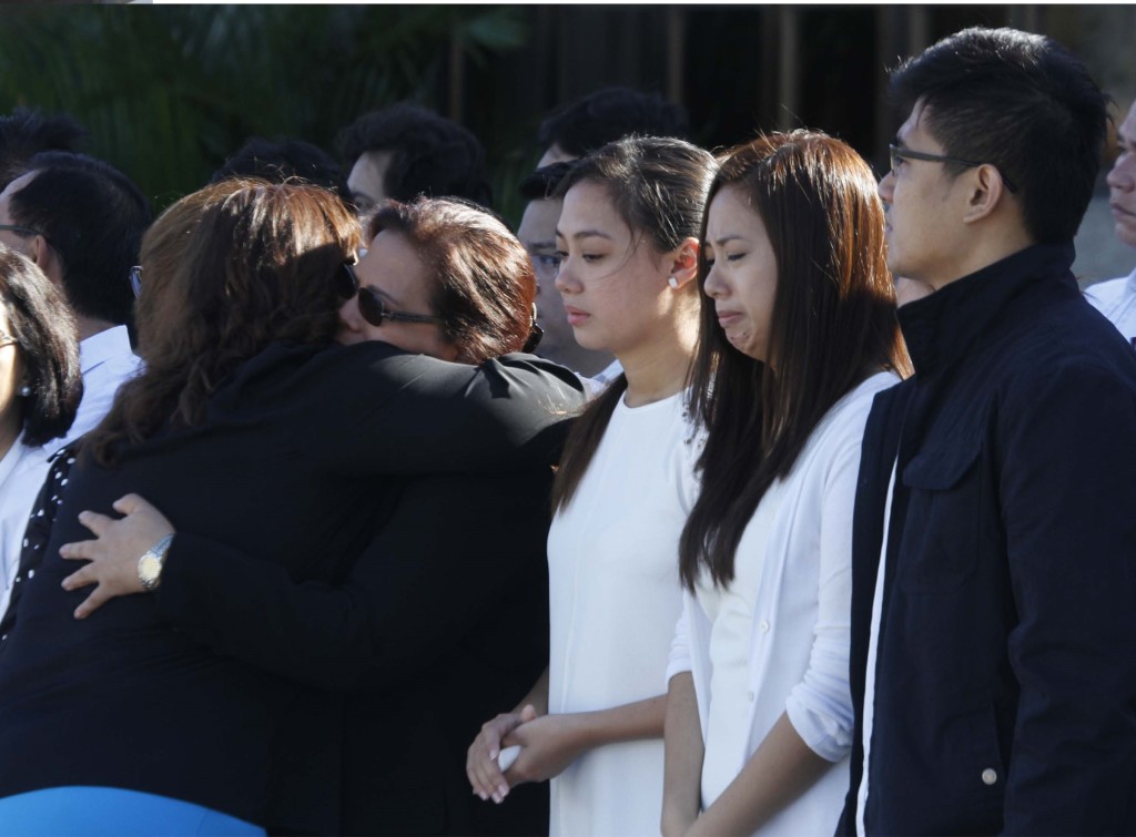 The grieving wife and children of Philippine Ambassador to Pakistan Domingo Lucenario Jr. welcome his remains that arrived at Villamor Air Base in Pasay City Wednesday morning (May 13, 2015) on board a Pakistan Air Force aircraft (PNA photo by Avito C. Dalan)