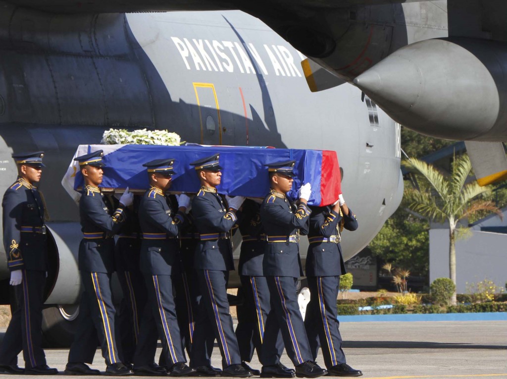 Hhonor guards of the Philippine Air Force (PAF) carrying the remains of Ambassador Lucenario who died in a chopper crash in northern Pakistan on May 8. (PNA photo by Avito C. Dalan)