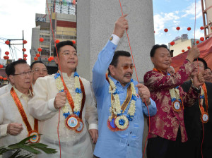 Manila Mayor Joseph Ejercito Estrada (center) and Chinese Ambassador to the Philippines Zhao Jianhua (right) lead the unveiling of the new Chinatown Friendship Arch at the foot of Jones Bridge in Binondo, Manila on Tuesday (June 23, 2015). The arch, which is 63.8 feet in height and 74 feet in width, is the tallest and largest such arch in the world outside of China. Before its construction, the Chinese Friendship Arch in Washington, D.C, with a height of 60 feet and width of 74 feet, was the biggest. The arch was constructed without a single peso coming from the city government of Manila. It was funded by donation from businessmen in the People's Republic of China and solicited by the Philippine-Chinese Amity Club. (PNA photo by Avito C. Dalan) 