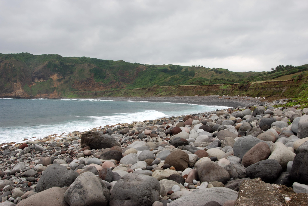 A rocky shore in Valuga Beach, Batanes (Wikipedia image/Anne Jimenez)