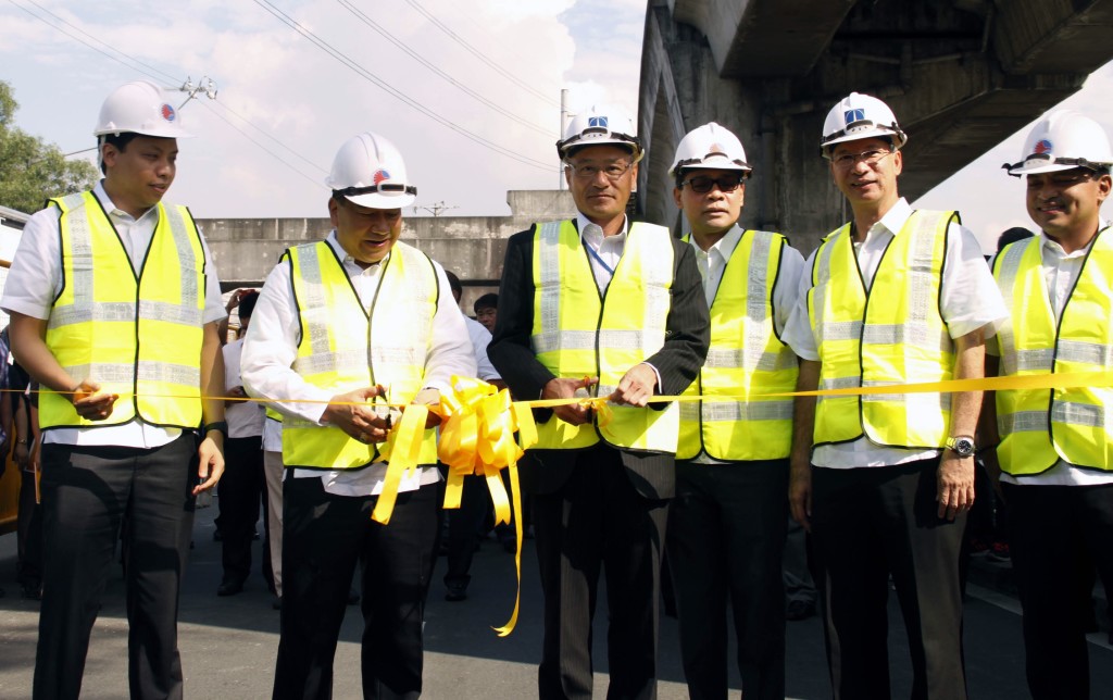 Department of Transportation and Communications (DOTC) Undersecretary Julianito G. Bucayan Jr. (2nd from left) leads the ribbon-cutting ceremony during the groundbreaking for the construction of the Light Rail Transit (LRT) Line 2 East extension project to Masinag in Antipolo City on Tuesday (June 9, 2015). The PhP2.27-billion LRT-2 Masinag extension project will add 4.2 kilometers to the existing line from Recto Ave. in Manila to Santolan, Pasig City. Also in photo at the groundbreaking ceremony along Marcos Highway in Santolan, Pasig City were Antipolo City Mayor Casimiro Ynares III, Japan International Cooperation Agency (JICA) Chief Representative Noriaki Niwa, Antipolo Rep. Roberto Puno, Marikina Mayor Del de Guzman, and Light Rail Transit Authority (LRTA) Administrator Honorito Chaneco. (PNA photo by Joey O. Razon)