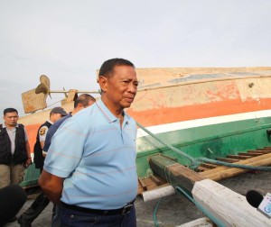 Vice President Jejomar 'Jojo' Binay surveys the ruins of M/V Kim Nirvana B (Photo courtesy of Binay's Official Facebook Page)