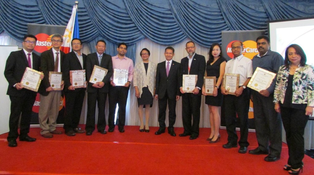 Labor and Employment Secretary Rosalinda Dimapilis-Baldoz and Ambassador J. Eduardo Malaya (sixth and seventh from left, respectively) join the officials of the model employers in Malaysia after they were bestowed plaques of recognition. (Photo from the Philippine Embassy)