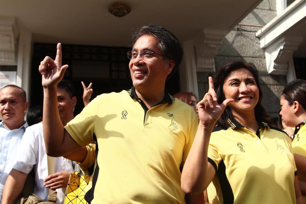 Presidential aspirant Mar Roxas and running-mate Leni Robredo  (Photo from Roxas’ official Facebook page)