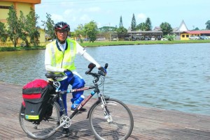 70-year-old Wan Hashim Wan Mahmood who challenges himself once again on a solo cycling feat on a three-round trip to Thailand and Singapore (Internet photo)