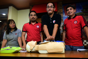 01 December 2015       (R-L)  Philippine Heart Assn. (PHA) Council on Cardio Pulmonary Resuscitation (CPR) Chair,Dr. Francis Lavapie,CPR Coordinator Ronaldo Grande,PHA Council on CPR Member,Dr. Regidor Encabo and The Heart News and Views Managing Editor,Gynna Gagelonia demonstrate the proper use of Defibrillator while administering CPR to a person suffering from a sudden cardiac arrest over yesterday's PSA forum at Shakeys Remedios in Manila.The House of Representatives has passed the so-called 'Samboy Lim Bill that would make the mandatory CPR training in schools nationwide,at least once before graduation,with the goal of saving more lives.According to PHA,doing basic or hands-only CPR increases the cardiac arrest patients survival rate by 33 percent.   ( EY ACASIO / The Standard )