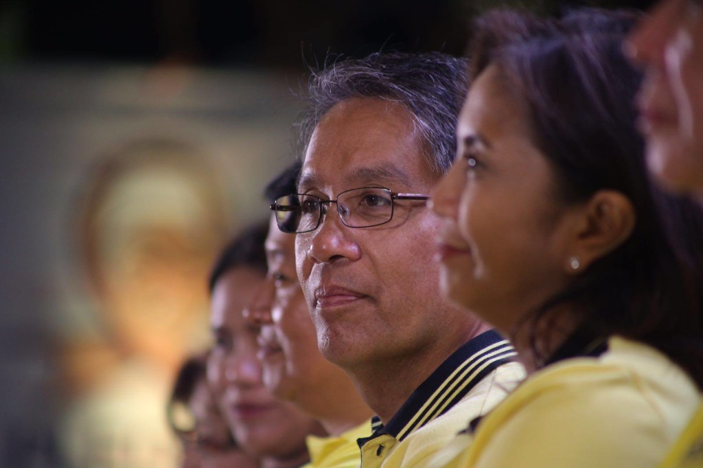 Presidential aspirant Mar Roxas and running mate Rep. Leni Robredo with LP members. (Photo from Roxas' official Facebook page)