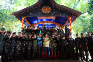 President Rodrigo "Rody" Duterte, along with (from left to right) Philippine Army Commanding General Lieutenant General Eduardo Año, Defense Secretary Delfin Lorenzana, Armed Forces of the Philippines Chief of Staff Lieutenant General Ricardo Visaya, Joint Task Force Sulu Commander Brigadier General Arnel Dela Vega, and Task Force Sulu troops, do the signature fist gesture at Kuta Heneral Teodulfo S. Bautista in Sulu. (Photo: Rey Baniqueit/PPD/PNA)