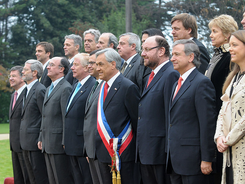 Sebastián Piñera and his Council of Ministers in Chile's Palacio de Cerro Castillo. (Photo By Ministerio Secretaria General de Gobierno - Fotografía Oficial junto al gabinete ministerial, CC BY-SA 2.0)
