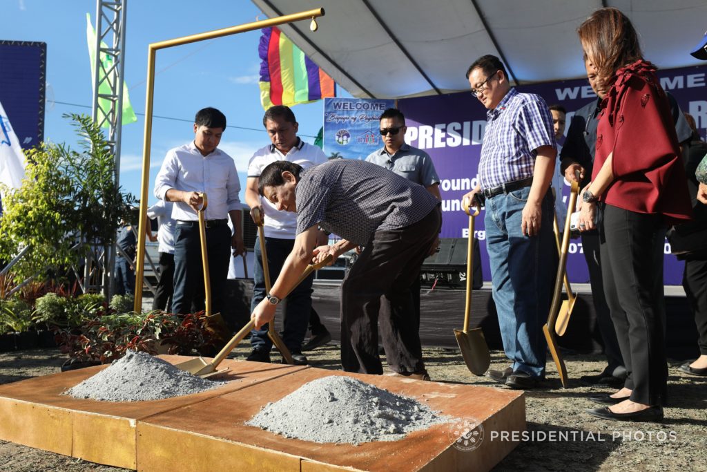 CAPSULE LAYING. President Rodrigo R. Duterte leads the groundbreaking ceremony for the construction of Casa San Miguel at Brgy. San Agustin in Concepcion, Tarlac on March 7, 2018.</p><p id=