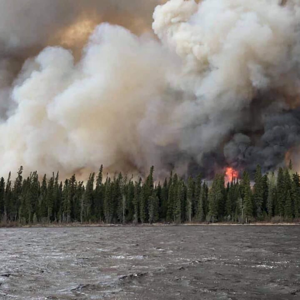 Residents returning to Pikangikum First Nation with forest fire held at ...