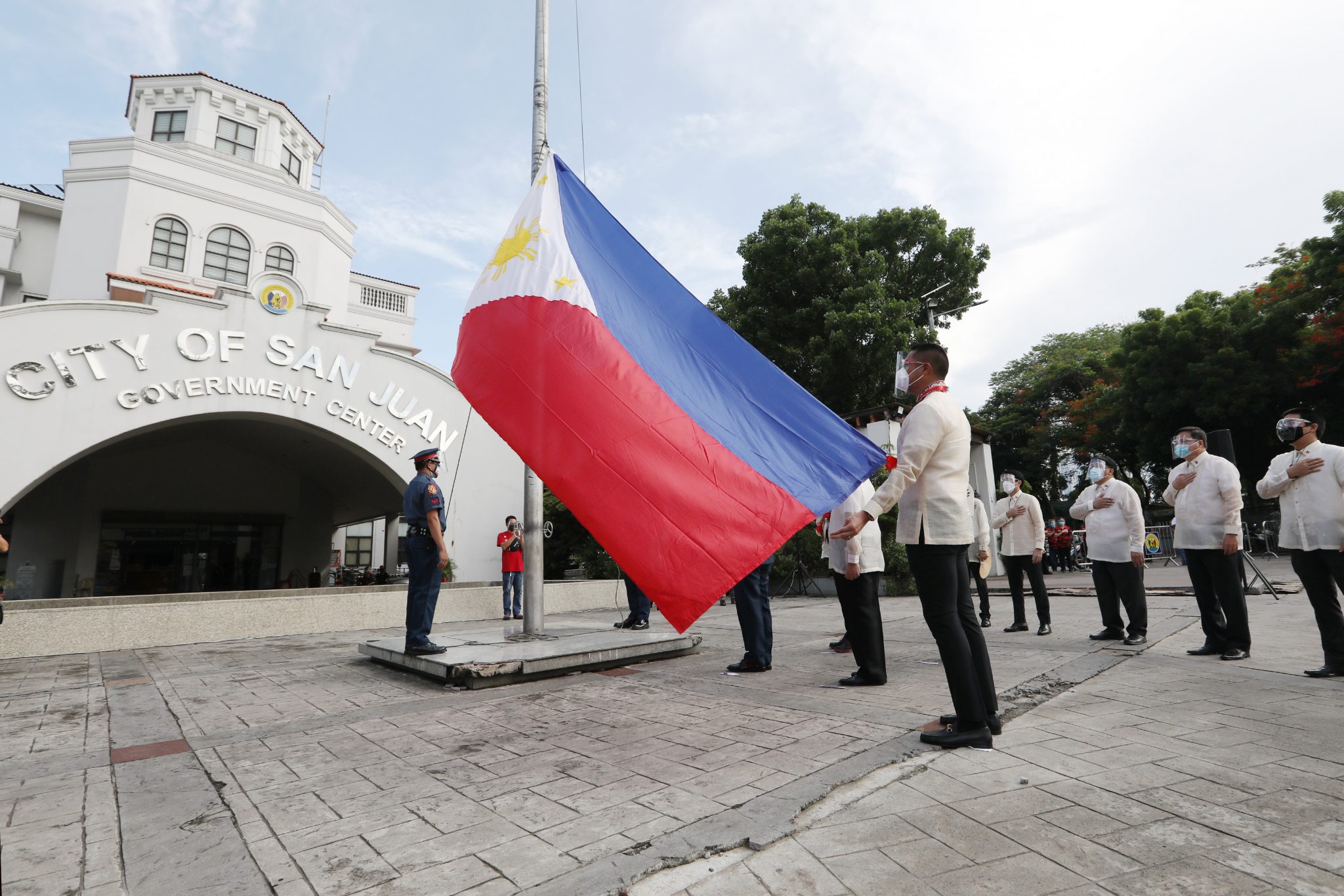 Front-liners hailed as heroes in Independence Day rites - Philippine Canadian Inquirer