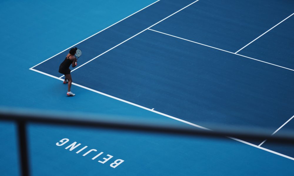 woman playing tennis