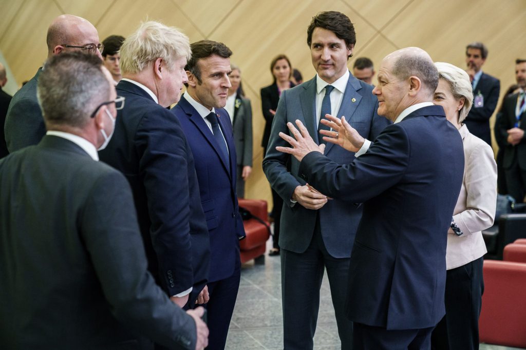 Trudeau talking to other leaders at G7 summit