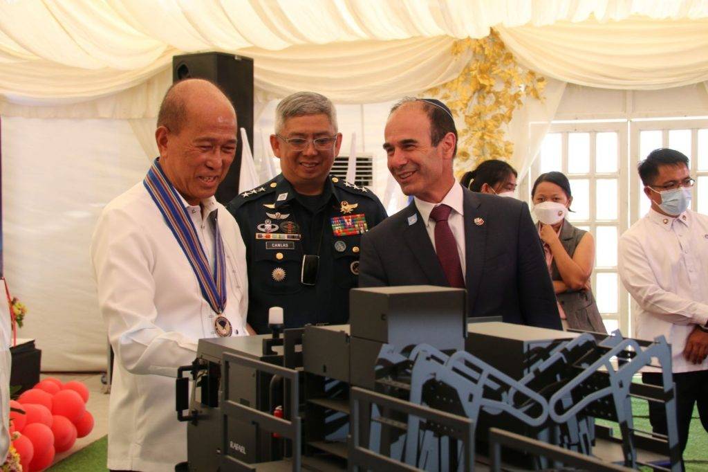 Defense Secretary Delfin Lorenzana (left) checks out a model of the SPYDER missile simulator with Israeli Ambassador Ian Fluss (right) and Philippine Air Force chief Lt. Gen. Connor Anthony Canlas Sr. (center) 