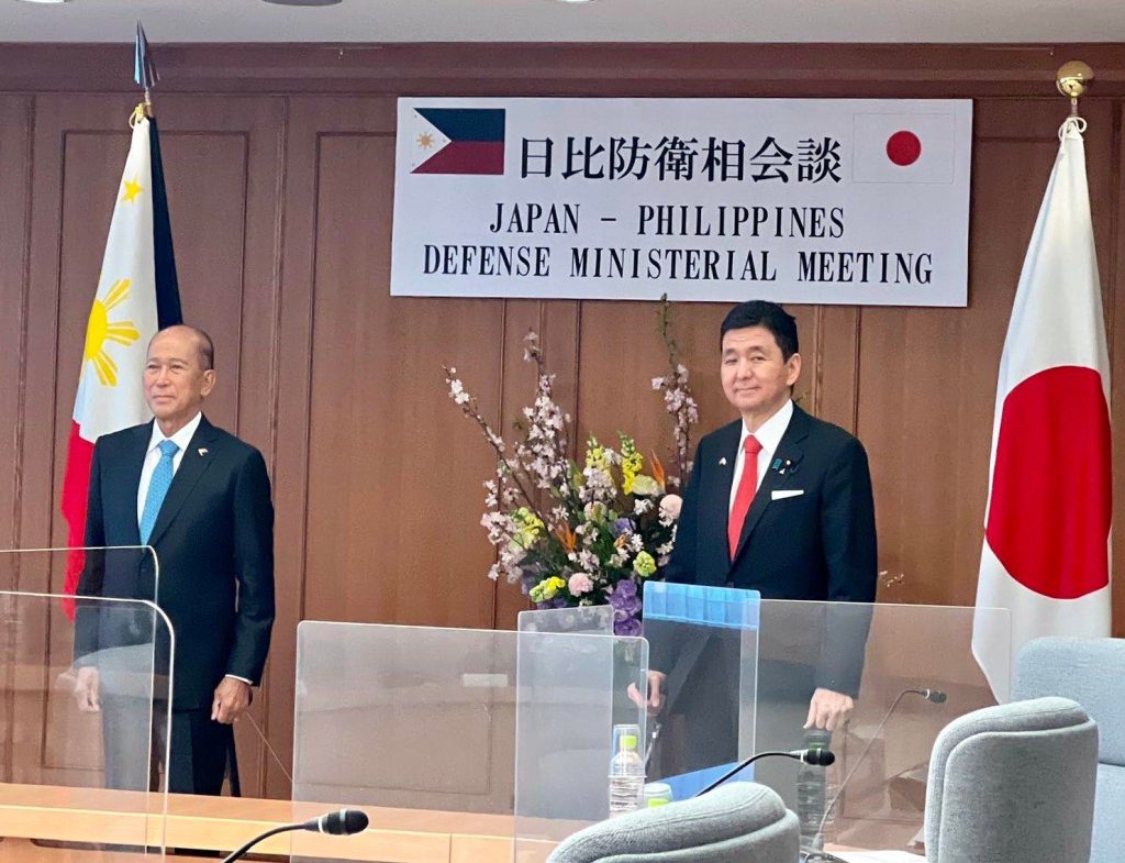 Defense Secretary Delfin Lorenzana (left) and Japanese Defense Minister Nobuo Kishi (right) (