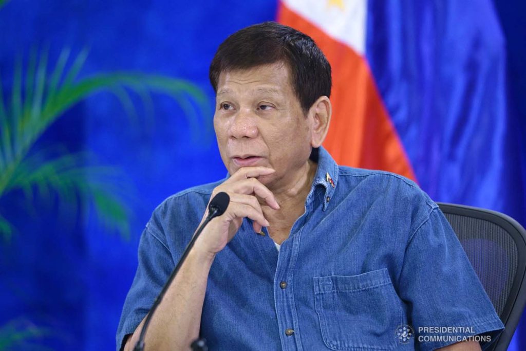Le président Rodrigo Duterte parle au peuple après une réunion avec des représentants du gouvernement