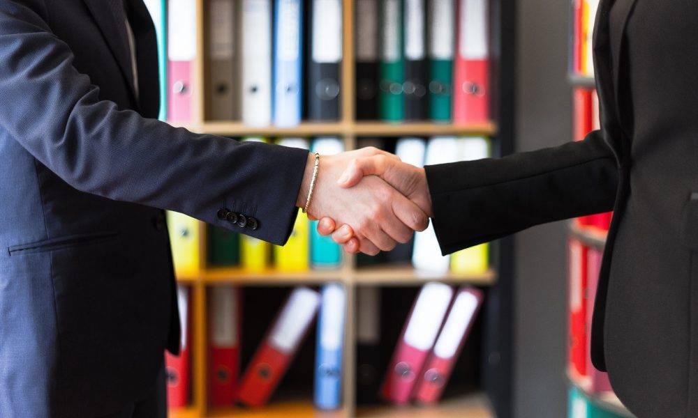 2 businessmen shaking hands
