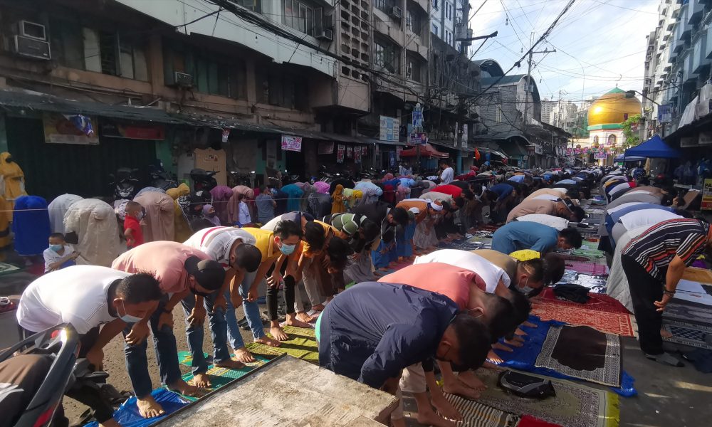 Filipino-Muslims perform in unison a Salat al-Eid