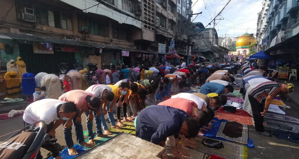 Filipino-Muslims perform in unison a Salat al-Eid