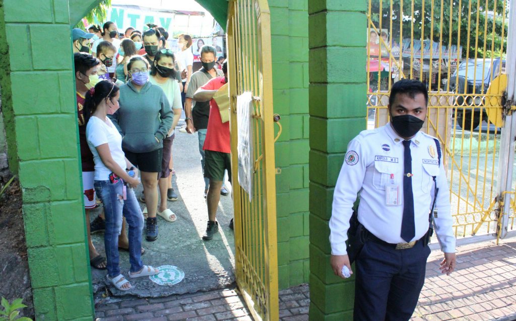 Voters lining up at Tomas Morato Elementary School