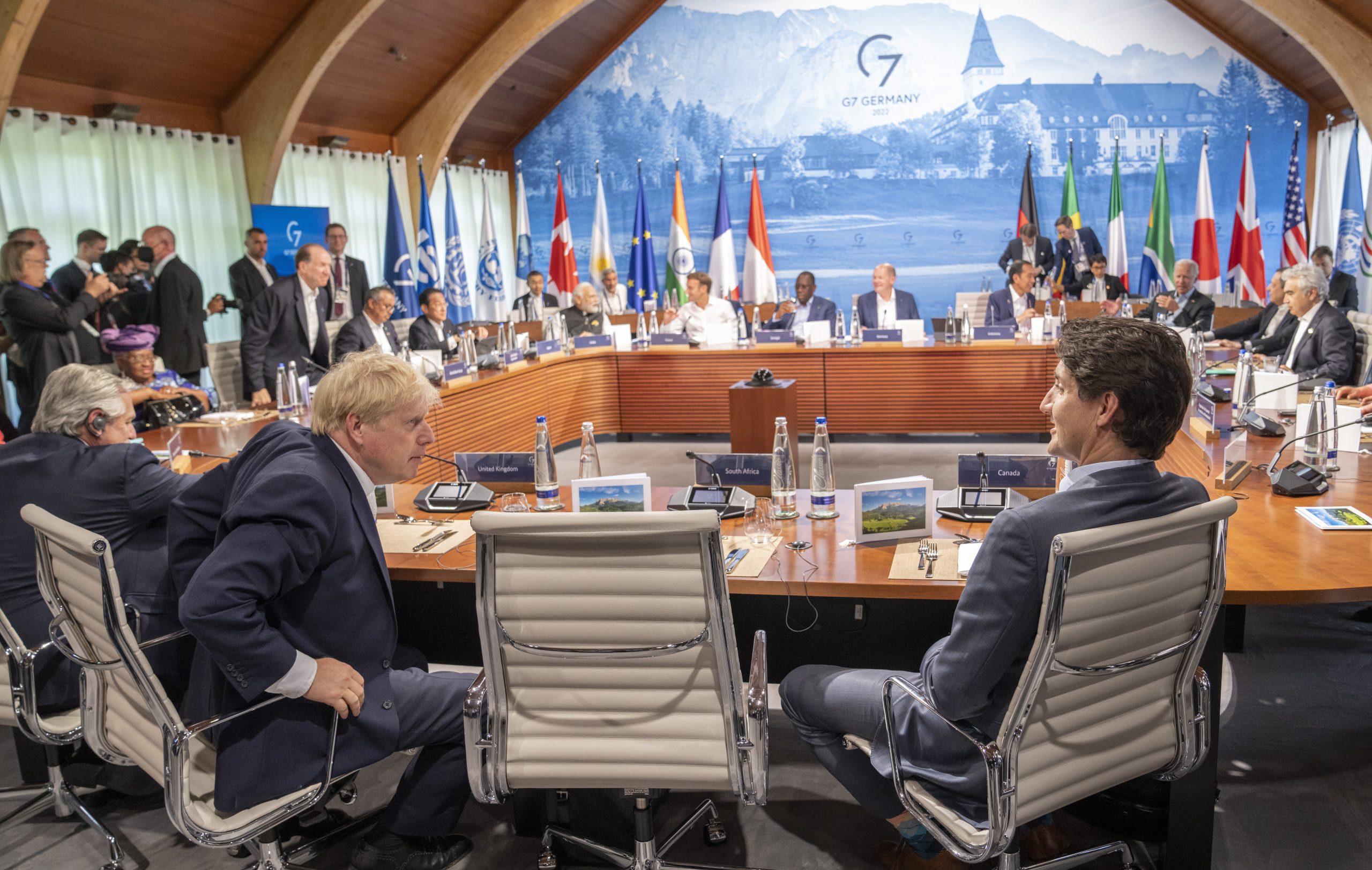 G7 leaders on table