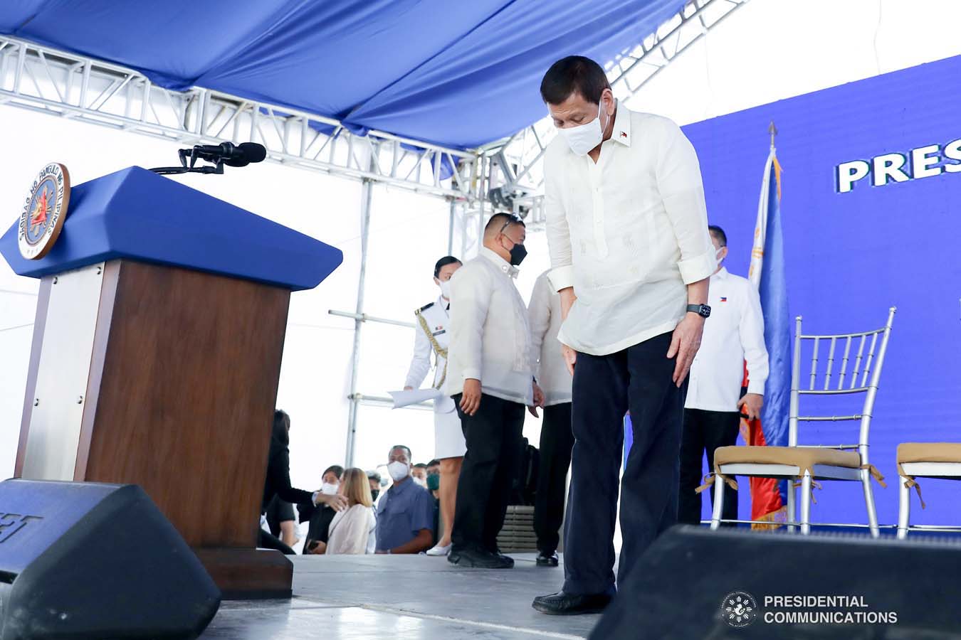 Rodrigo Duterte bowing