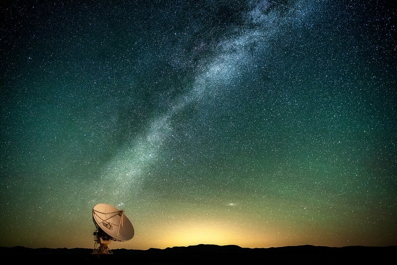 Milky Way over a radio telescope