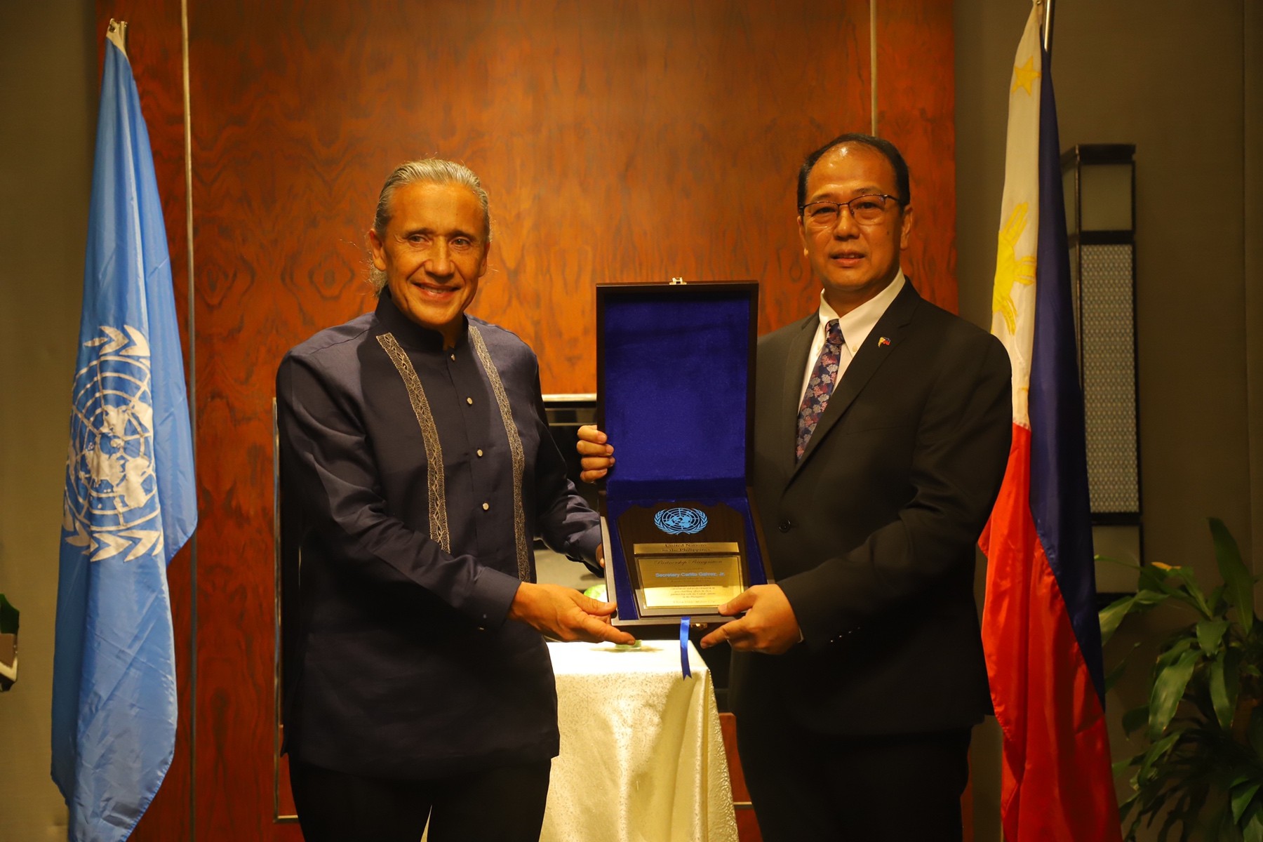 United Nations Resident Coordinator in the Philippines, Gustavo González and Presidential Peace Adviser, Secretary Carlito Galvez Jr. holding a plaque of recognition