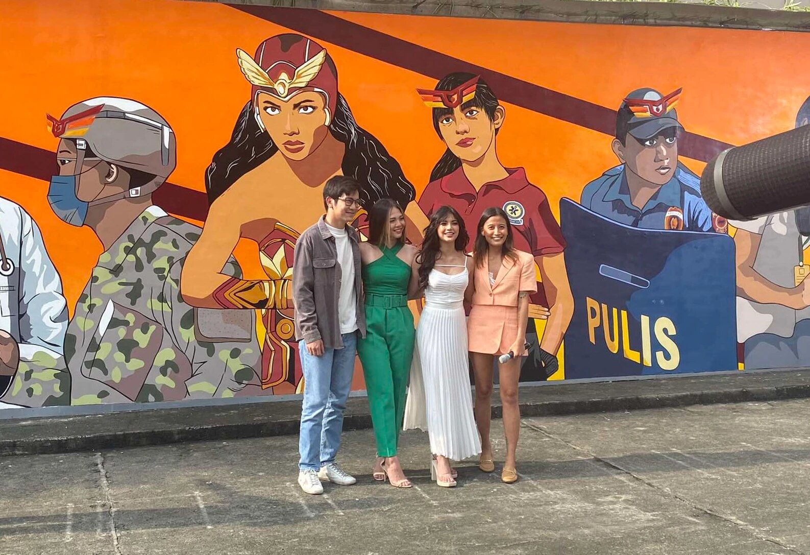 darna stars joshua garcia, janella salvador, and jane de leon with darna mural artist anina rubio (1)