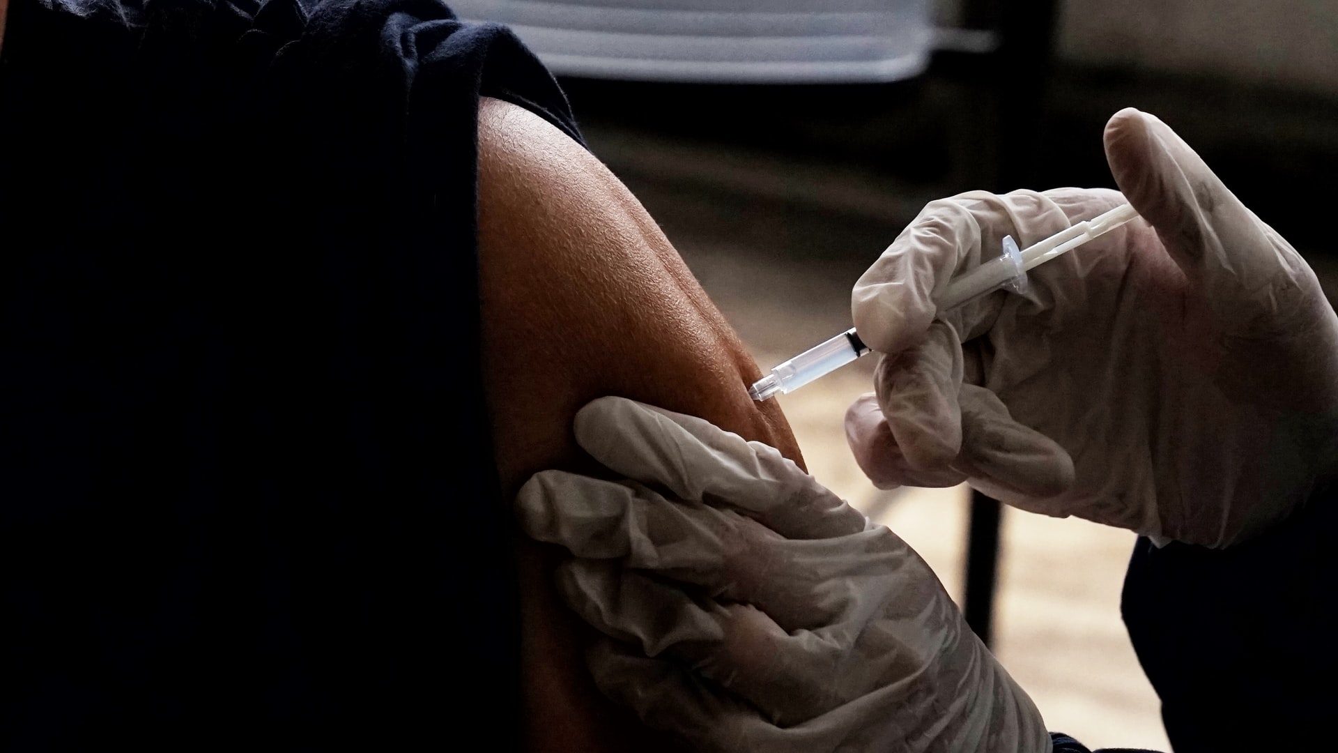 injecting vaccine
