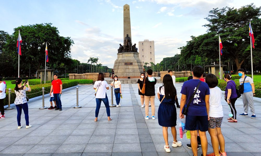 Filipinos visiting the monument of Dr. Jose Rizal in Manila