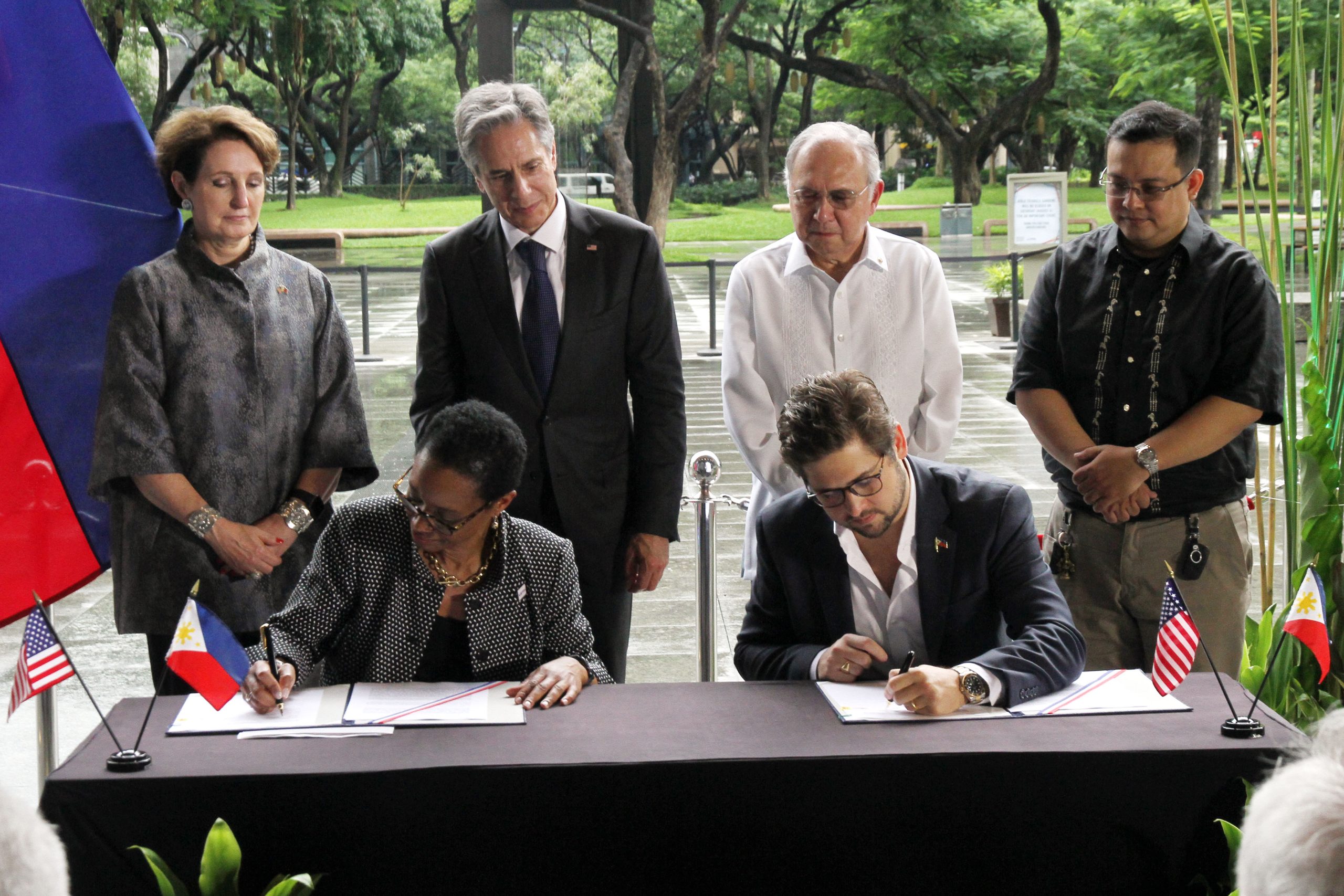 US Ambassador to the Philippines MaryKay Loss Carlson, US Secretary of State Antony Blinken, Philippine Ambassador to the US Jose Manuel Romualdez, and Energy Usec. Wimpy Fuentebella (standing, from left) witnessing a signing ceremony