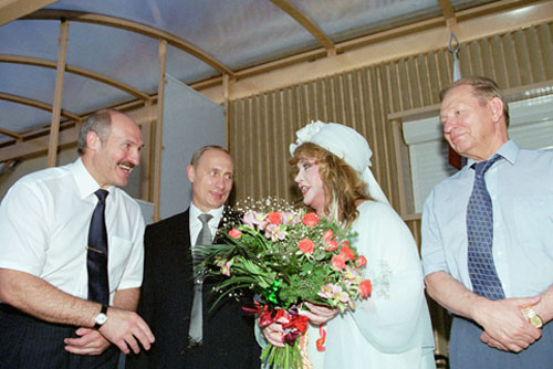 President Putin with Belarusian President Alexander Lukashenko, Ukrainian President Leonid Kuchma and legendary Russian pop star Alla Pugachova