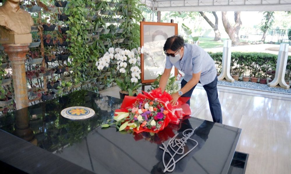 PBBM putting flowers on his father's tomb
