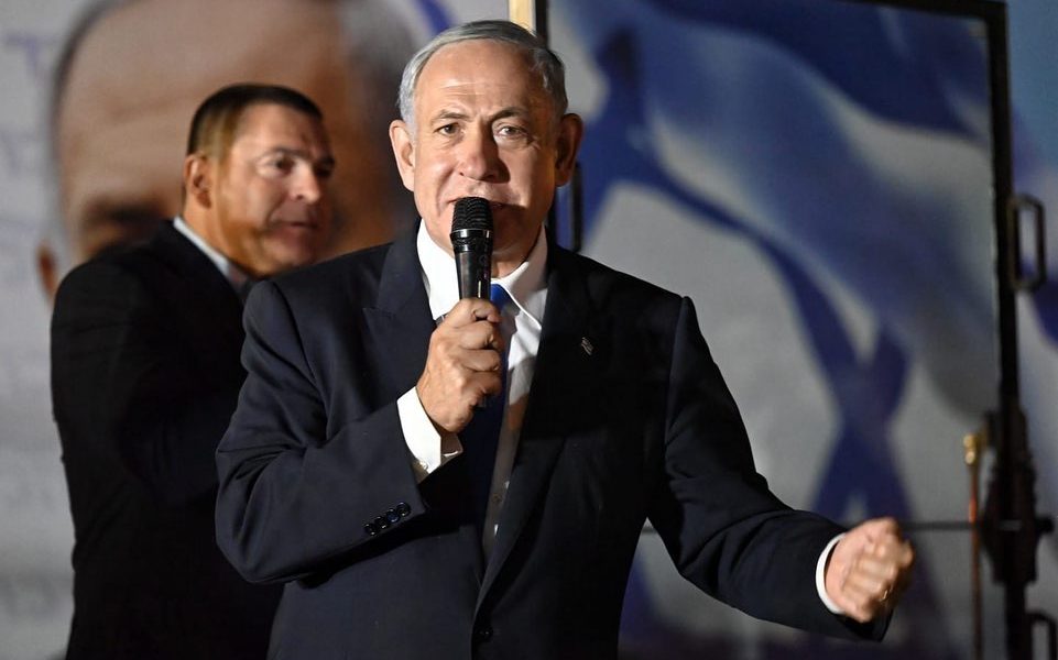 Benjamin Netanyahu holding mic speaking