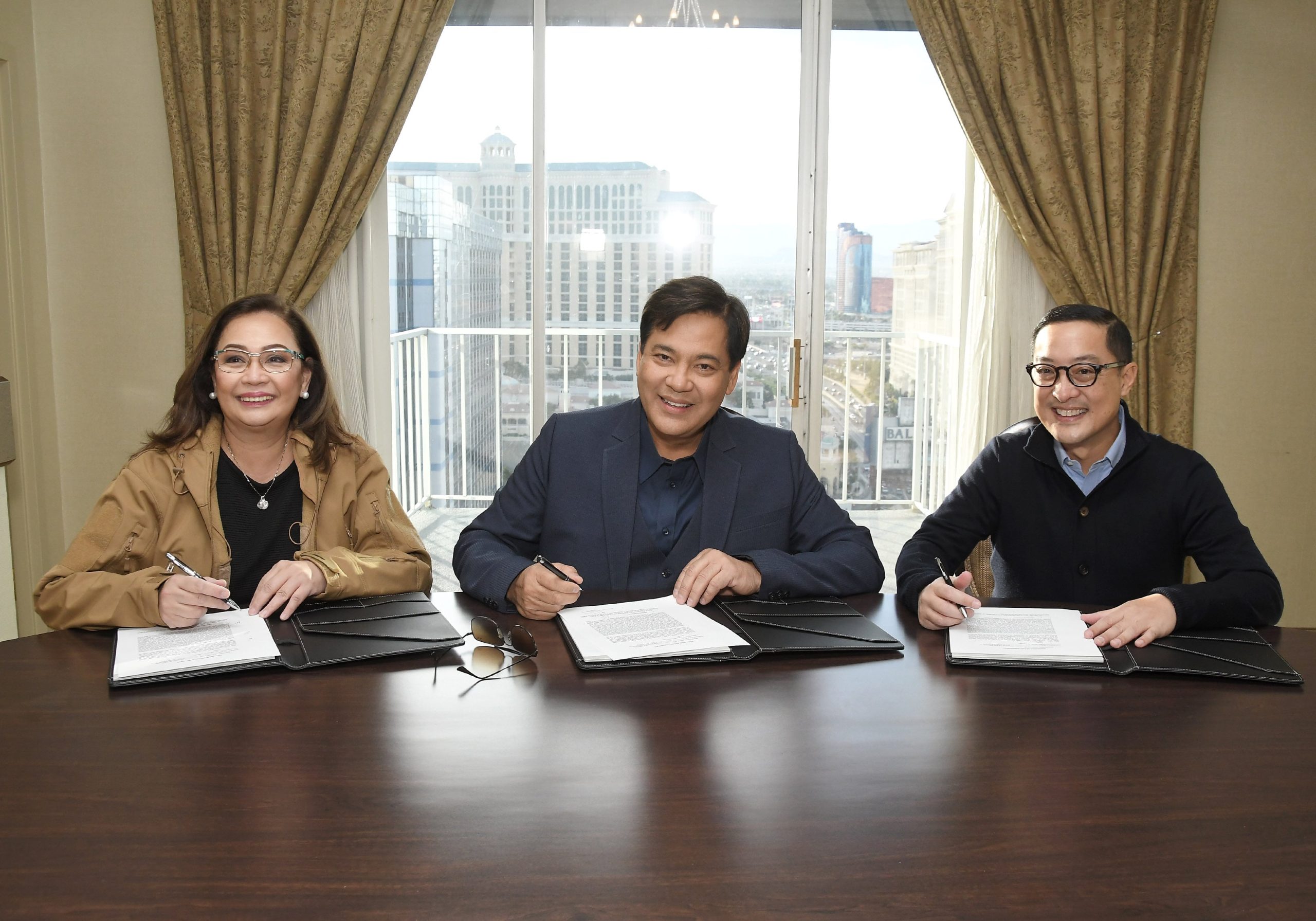 martin renews contract with abs-cbn (photo courtesy of sthanlee mirador)
