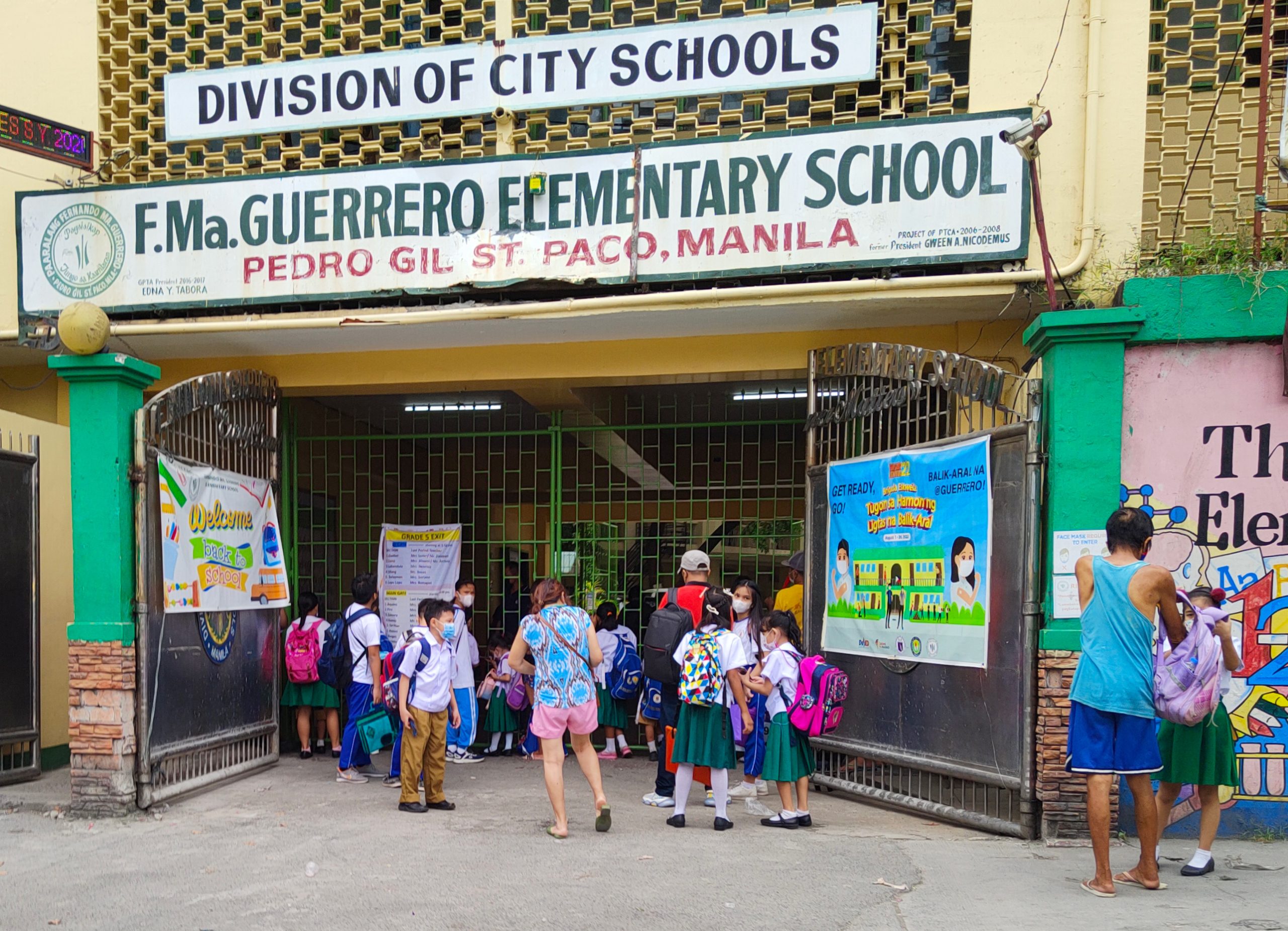 Parents dropping off their children to school