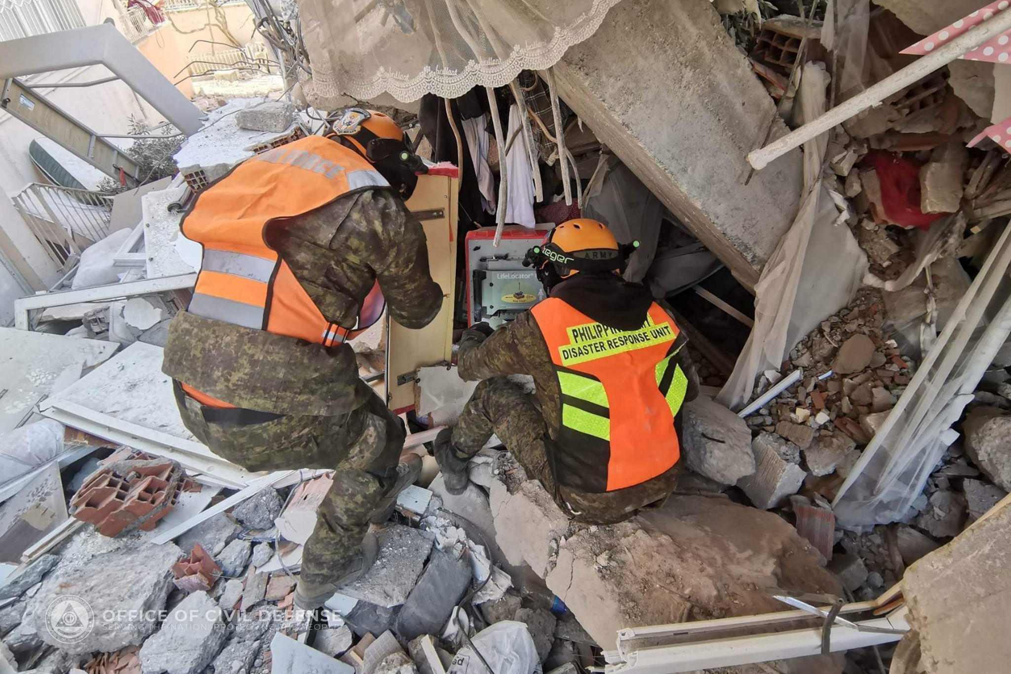 PH rescuers in Syria building