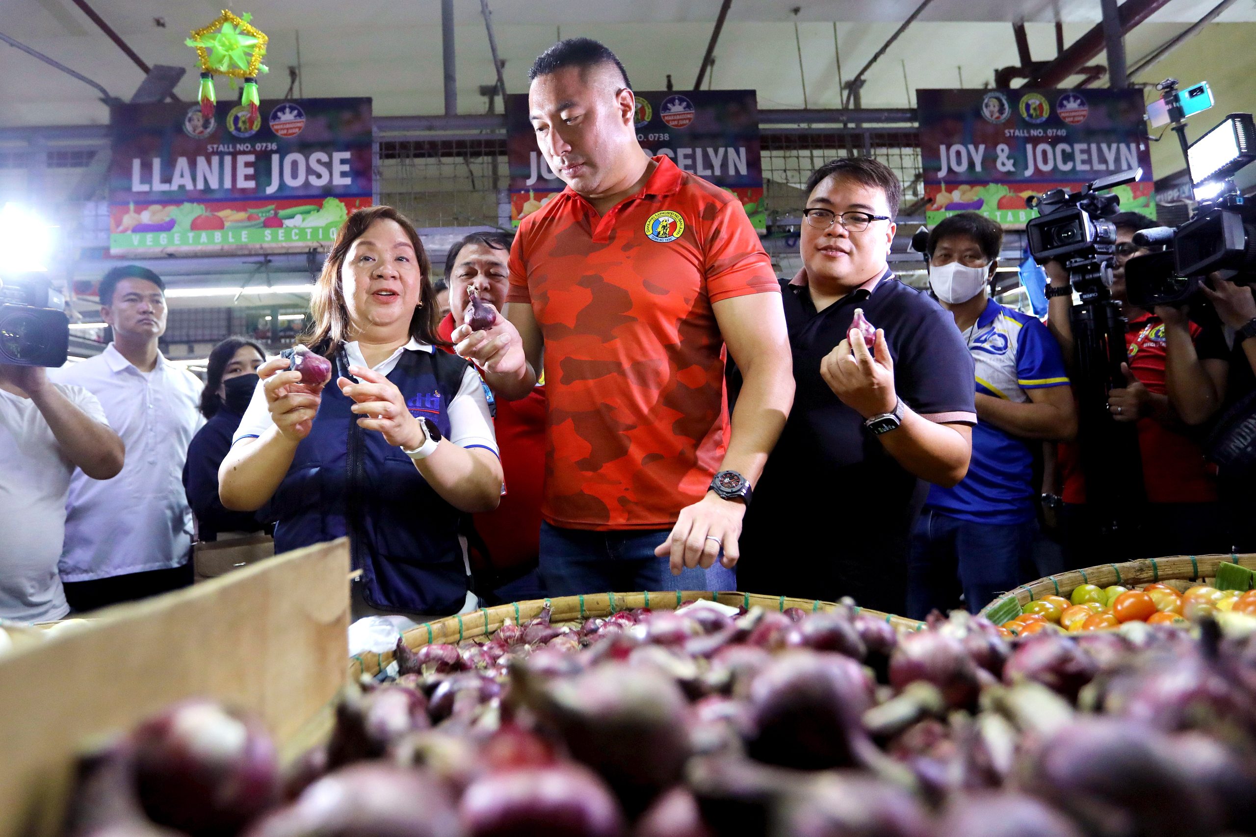 Checking onion price