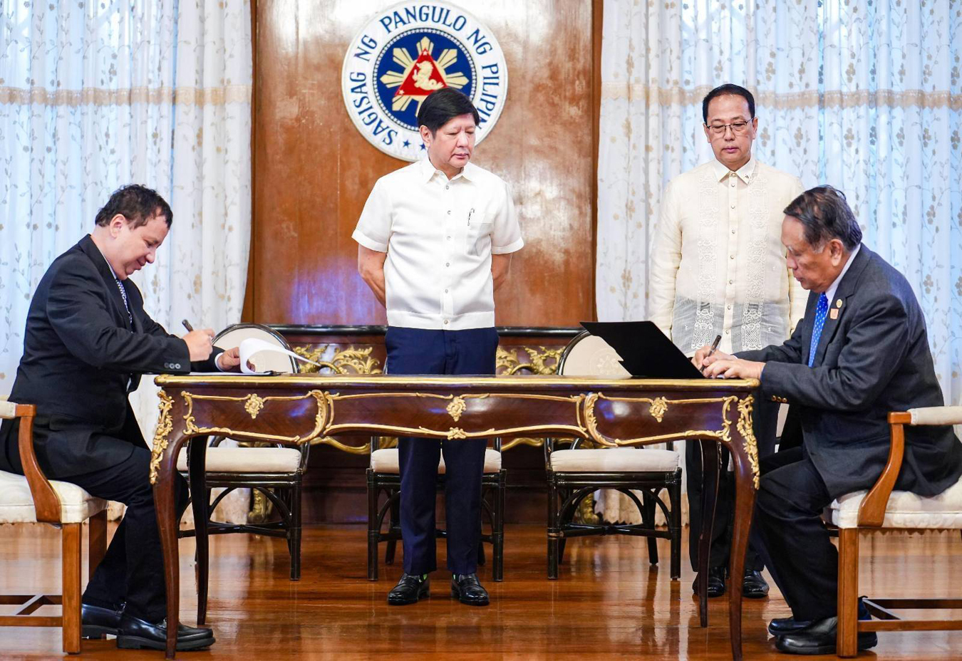 officials signing agreement