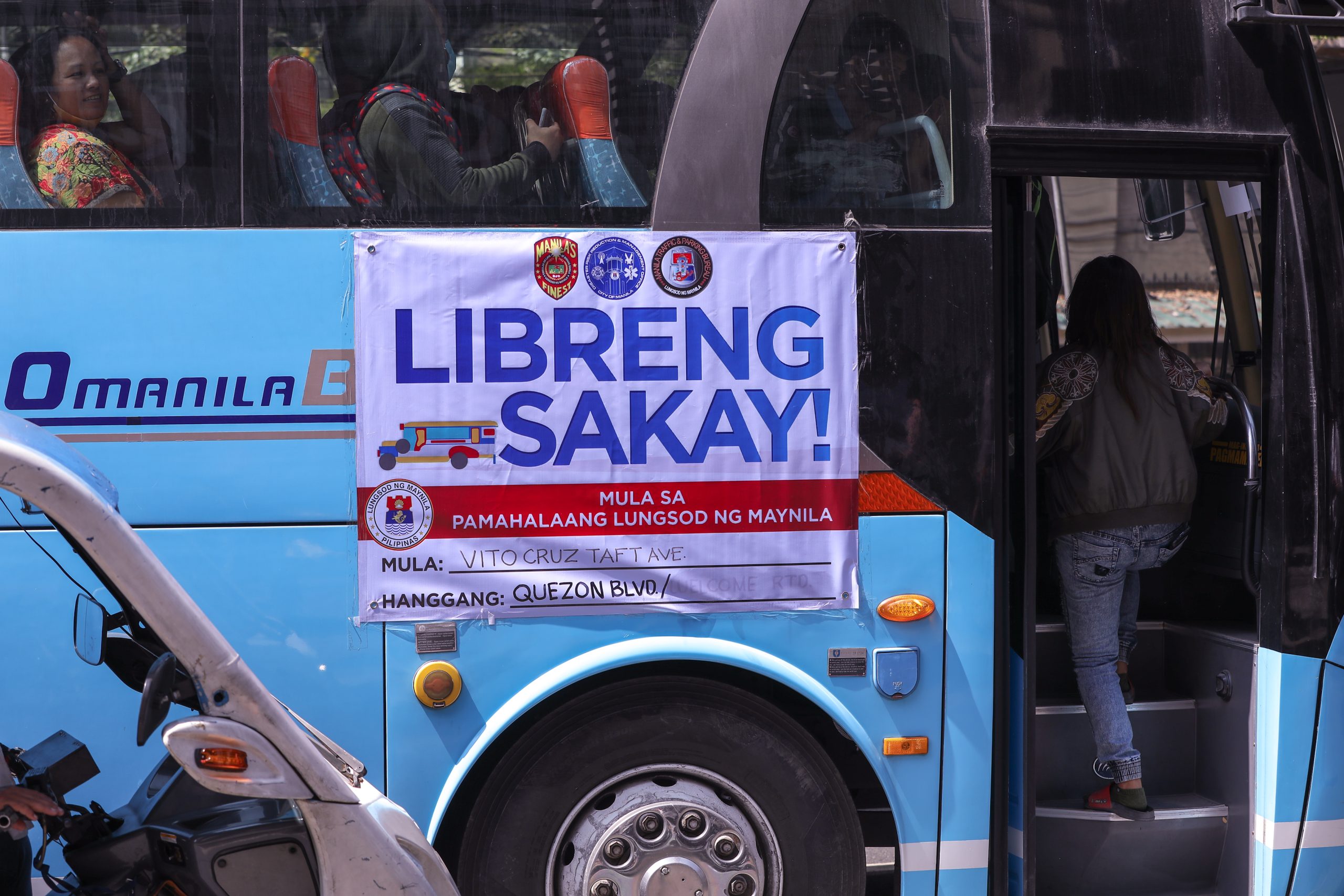 Bus with LIBRENG SAKAY tarpaulin