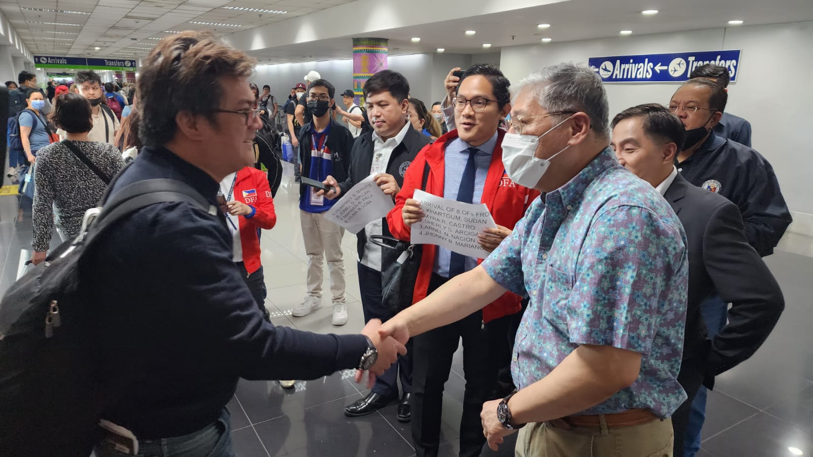 DFA Sec Enrique Manalo with Filipino evacuees