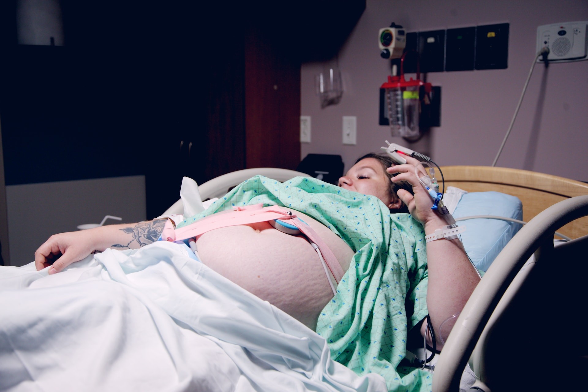 woman in labor on hospital bed