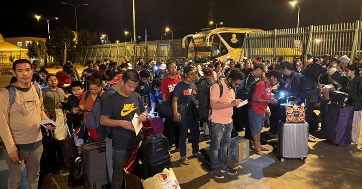 Filipino evacuees at the Sudan-Egypt border